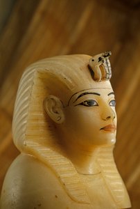 سدادة كانوبية من المرمر من مقبرة توت عنخ آمون على شكل صورة امرأة، 2009 (الصورة) بواسطة كينيث جاريت