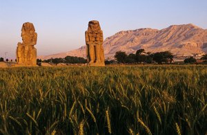 تمثالي ممنون؛ أمنحتب الثالث; بواسطة كينيث جاريت