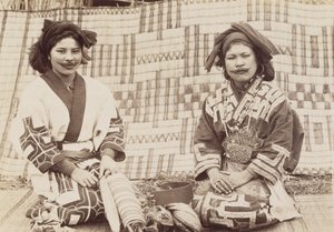 نساء أينو ، ج .1890s (طباعة الجيلاتين الفضية) بواسطة كنزو تاموتو