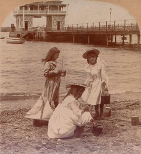اللعب على الشاطئ c1900 بواسطة شركة كيستون فيو