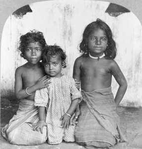 صورة لثلاث فتيات سنهاليات شابات ، حوالي 1905 (صورة بالأبيض والأسود)