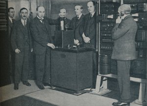 السحر الجديد: إرسال الصور عن طريق اللاسلكي والهاتف الذي لا مفر منه ، c1935 بواسطة شركة كيستون فيو