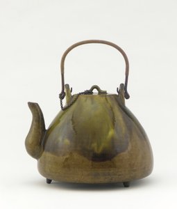 إبريق شاي وير ميناتو ، إبريق شاي (دوبين) ، منتصف القرن التاسع عشر (خزف بسلسلة نحاسية من الرصاص ، مقبض نحاسي وخشاني) بواسطة Kichibei Ueda
