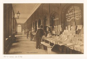 كشك الكتاب بقلم Aäron Eliazer van Kollem في Oudemanhuispoort Amsterdam Oude manhuispoort (العنوان على الكائن) بواسطة Knackstedt و Näther (ربما)