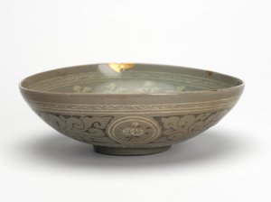 وعاء به رافعات وسحب ، حوالي 1150-1200 (خزف حجري مزجج بالسيلادون) بواسطة المدرسة الكورية