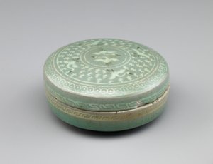 صندوق مغطى بتصميم مطعمة من الرافعات والسحب ، النصف الثاني من القرن الثالث عشر (خزف حجري مع ترصيع بالأبيض والأسود تحت طلاء سيلادون) بواسطة المدرسة الكورية