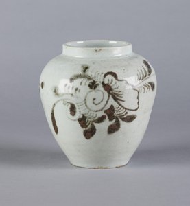 برطمان بتصميم نباتي ، أسرة يي ، 1392-1910 (سيراميك) بواسطة المدرسة الكورية