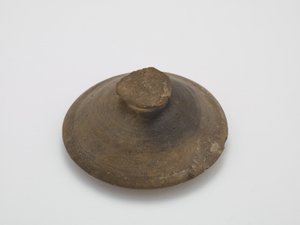 Lid, first half 6th century (unglaze stoneware with traces of natural ash glaze) بواسطة المدرسة الكورية