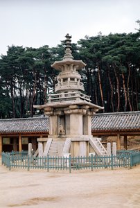 تابو تاب (Pagoda of Prabhutaratna) ، جزء من مجمع معبد بولكوك سا ، تم بناؤه لأول مرة في 528 ، وتم توسيعه في 751 وأعيد بناؤه بعد حريق في 1612-59 بواسطة المدرسة الكورية