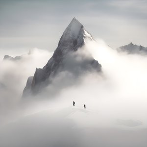 شخصان يتزلجان فوق جبل غائم 3