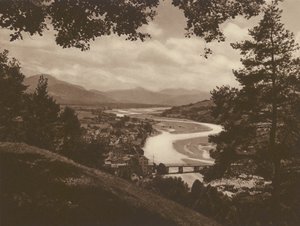 باد تولز ووادي إيزار ، منظر من الجلجثة ؛ Bad Tölz ووادي Isar ، منظر من Kalvarienberg (b / w photo) بواسطة كيرت هيلشر