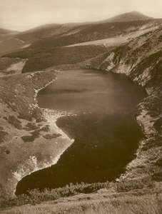 The Big Pond and Sněžka (الجبال العملاقة) ؛ البركة العظمى و Schneekoppe (الجبال العملاقة) (صورة b / w) بواسطة كيرت هيلشر
