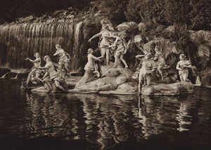 إيطاليا: Caserta ، Group of Diana ، في الحديقة (b / w photo) بواسطة كيرت هيلشر