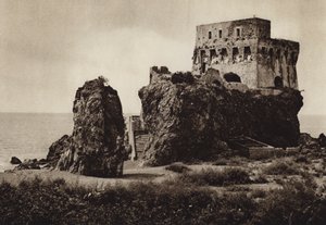 إيطاليا: Castello Praia a Mare ، كالابريا (b / w photo) بواسطة كيرت هيلشر
