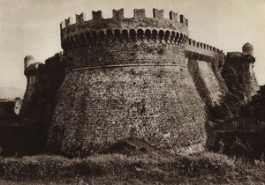 إيطاليا: قلعة Sarzanello (b / w photo) بواسطة كيرت هيلشر
