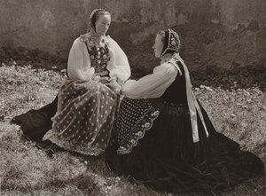 رومانيا: ليتشينتا ، فتيات ساكسون في زي الأحد (صورة بالأبيض والأسود) بواسطة كيرت هيلشر