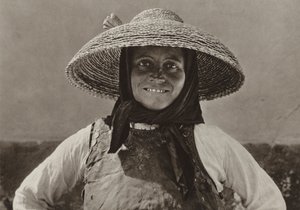 رومانيا: Liebling ، امرأة Suabian (b / w photo) بواسطة كيرت هيلشر