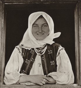 رومانيا: Oncesti ، عند النافذة (صورة b / w) بواسطة كيرت هيلشر