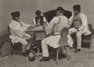 رومانيا: Poiana-Sibiului ، الاستمتاع بكأس من النبيذ (صورة b / w) بواسطة كيرت هيلشر