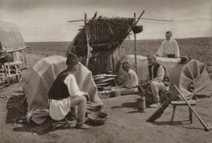 رومانيا: ملاجئ للعمال (صورة بالأبيض والأسود) بواسطة كيرت هيلشر