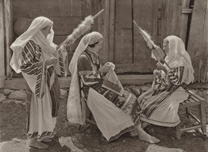 رومانيا: Tismana ، Spinners (b / w photo) بواسطة كيرت هيلشر