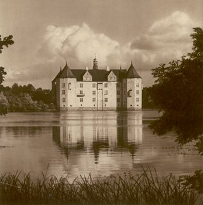 Schloss Glucksburg بالقرب من فلنسبورغ (شليسفيغ) ؛ قلعة Glucksburg بالقرب من فلنسبورغ (شليسفيغ) (b / w photo) بواسطة كيرت هيلشر