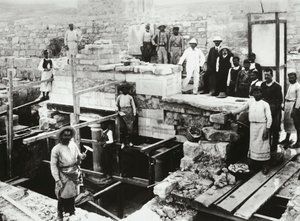 آرثر إيفانز أثناء إعادة بناء قصر مينوان (صورة b / w)