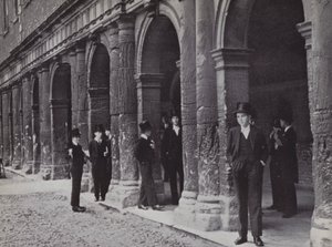 Outside Chambers ، Eton ، في انتظار خروج السادة (صورة أبيض وأسود) بواسطة لازلو موهولي ناجي