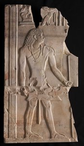 Mentuemhat ككاهن مع الموظفين والصولجان ، c.667-647 قبل الميلاد بواسطة العصر المتأخر المصري