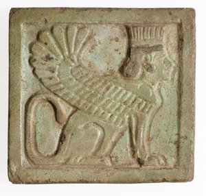 لوحة مع أبو الهول الفارسي المجنح ، c.525-401 قبل الميلاد (القيشاني المصبوب) بواسطة العصر المتأخر المصري