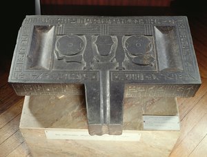 جدول نذري من Hor-ir-aa ، Saite (بازلت) بواسطة العصر المتأخر المصري