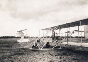 ليون بولي يعمل على متن طائرة الأخوين رايت ، 1909 ج بواسطة ليون بولي