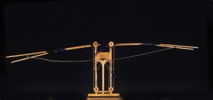 آلة للطيران بأجنحة. نموذج من رسم ليوناردو دافنشي (ليوناردو دافنشي). متحف العلوم والتكنولوجيا بميلانو. بواسطة ليوناردو دا (بعد) فينشي