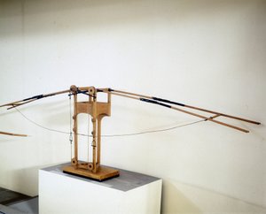 آلة للطيران بأجنحة الجناح ، نموذج حسب رسم ليوناردو دافنشي (ليوناردو دافنشي). متحف العلوم والتكنولوجيا بميلانو. بواسطة ليوناردو دا (بعد) فينشي