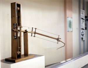 جناح ذو ميل متغير ، نموذج حسب رسم ليوناردو دافنشي (ليوناردو دافنشي). متحف العلوم والتكنولوجيا بميلانو. بواسطة ليوناردو دا (بعد) فينشي