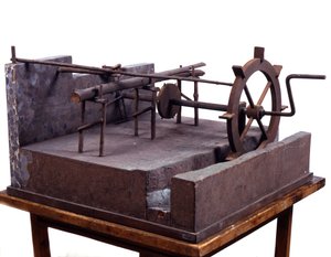 نموذج خشبي (نموذج) للمنشار الهيدروليكي يتم تشغيله بواسطة التروس والمياه. رسمه ليوناردو دافنشي (ليونارد دي فينشي) (1452-1519) في متحف العلوم والتكنولوجيا بميلانو. بواسطة ليوناردو دا (بعد) فينشي
