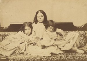 إديث وإينا وأليس ليدل على أريكة ، صيف 1858. بواسطة لويس كارول