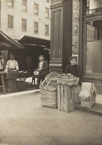 لينا لوشيافو - 11 عامًا ، بائعة سلة (وبريتزل) ، في Sixth Street Market أمام مدخل الصالون ، سينسيناتي ، أوهايو بواسطة لويس هاين
