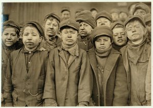 الفتيان الكسارة (الذين يصنفون الفحم باليد) في شركة Hughestown Borough Coal Co. بيتستون ، بنسلفانيا ، 1911 بواسطة لويس ويكس هاين