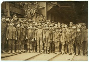 فتيان الكسارة الذين يصنفون الفحم باليد في Ewen Breaker of Pennsylvania Coal Co ، جنوب بيتستون ، بنسلفانيا ، 1911 بواسطة لويس ويكس هاين