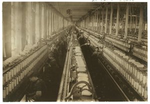 أطفال يعملون في غرفة الغزل في كورنيل ميل ، فال ريفر ، ماساتشوستس ، 1912 بواسطة لويس ويكس هاين