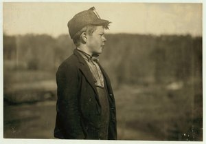 ديف ، دافع شاب ، ترام متحرك وفحم ، في Bessie Mine ، ألاباما (Sloss-Sheffield Steel and Iron Co) ، 1910 بواسطة لويس ويكس هاين