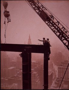Empire State Building under construction, showing placing of steel girder بواسطة لويس ويكس هاين