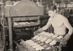 عامل مصنع في شركة باراجون للمطاط ، ماساتشوستس. 1936 بواسطة لويس ويكس هاين