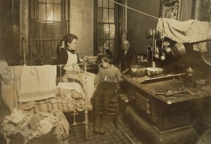 جيمي تشينكوانانا فئة "أقل من الدرجة" ، في المنزل في نيويورك خلف متجر العائلة ، 1913 بواسطة لويس ويكس هاين