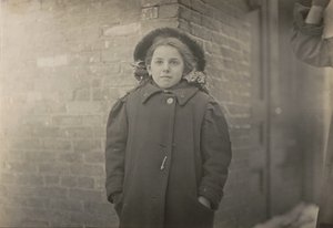 ميري هورن ، حالة أحدب تفاقمت بسبب الحمل الثقيل من الأوراق التي كانت تحملها ... ، مارس 1909. بواسطة لويس ويكس هاين