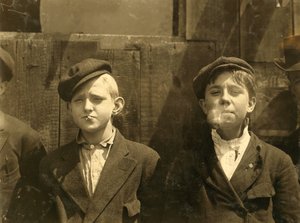 بائعو الصحف لديهم استراحة سجائر ، سانت لويس ، ميزوري. 1910 بواسطة لويس ويكس هاين
