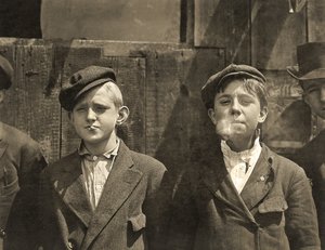 بائعو الصحف لديهم استراحة سجائر ، سانت لويس ، ميزوري. 1910 بواسطة لويس ويكس هاين