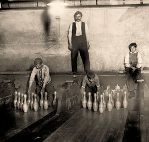 Pinboys في زقاق بولينج صب واي ، 65 ساوث ستريت ، بروكلين. نيويورك. 1910 بواسطة لويس ويكس هاين