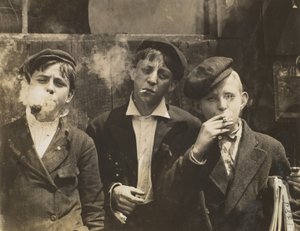 ثلاثة شباب في بيع الصحف تدخين ، سانت لويس ، ميزوري ، الولايات المتحدة الأمريكية ، 1910 بواسطة لويس ويكس هاين